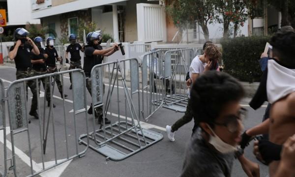 കൊറോണ: പൊതുഇടങ്ങളിൽ സേഫ് പാസ് നടപ്പാക്കുന്നതിനെതിരെ പ്രതിഷേധം കൊറോണ: പൊതുഇടങ്ങളിൽ സേഫ് പാസ് നടപ്പാക്കുന്നതിനെതിരെ പ്രതിഷേധം