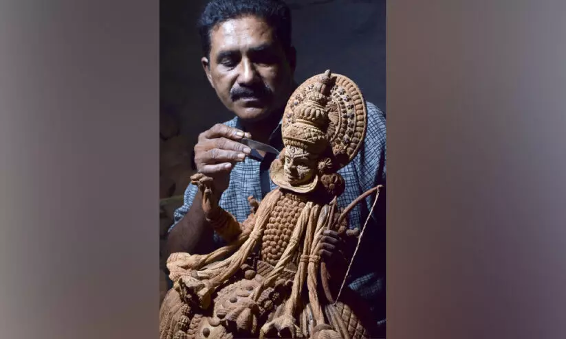 നാളികേരത്തിെൻറ ശിൽപഭംഗിയിൽ വിസ്മയം തീർത്ത് പ്രതാപ് നാളികേരത്തിെൻറ ശിൽപഭംഗിയിൽ വിസ്മയം തീർത്ത് പ്രതാപ്