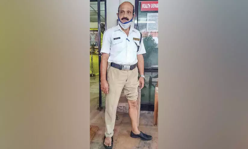 ഗു​രു​വാ​യൂ​ർ ക്ഷേ​ത്ര പ​രി​സ​ര​ത്ത് തെ​രു​വു​നാ​യ്   വി​ള​യാ​ട്ടം