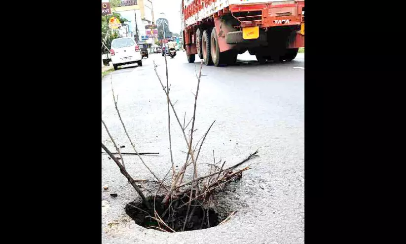 കാ​യം​കു​ളം-​പ​ത്ത​നാ​പു​രം സം​സ്ഥാ​ന​പാ​ത​യി​ൽ ന​ഗ​ര​മ​ധ്യ​ത്തി​ൽ   റോഡ് ഇടിഞ്ഞുതാഴ്ന്നു