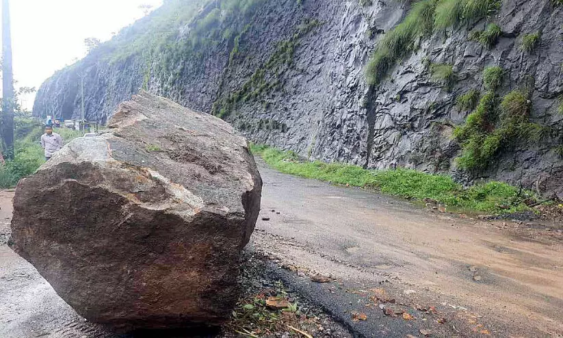 ഈരാറ്റുപേട്ട - വാഗമൺ റോ​ഡി​ലേ​ക്ക് കൂ​റ്റ​ൻ പാ​റ അ​ട​ർ​ന്നു​വീ​ണു