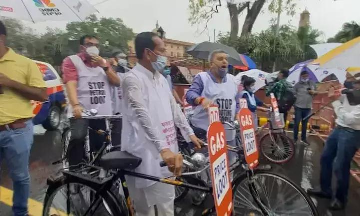 ഇന്ധനവില; തൃണമൂൽ എം.പിമാർ പാർലമെൻറിൽ എത്തിയത്​ സൈക്കിളിൽ