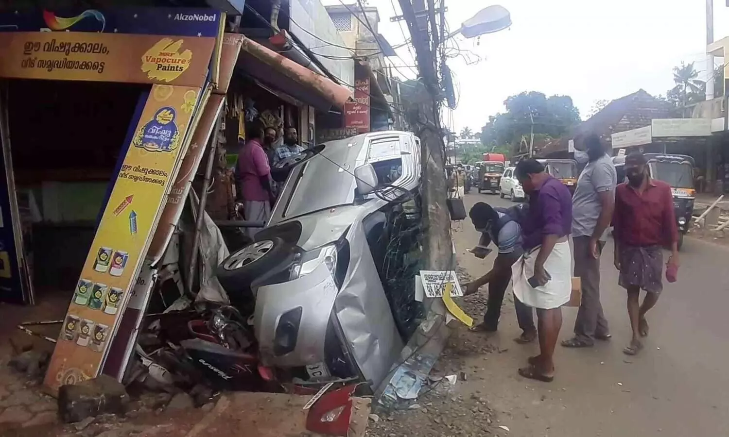 നിയന്ത്രണം വിട്ട കാറിടിച്ച് സൈക്കിൾ യാത്രികനായ മധ്യവയസ്ക്കന് ഗുരുതര പരിക്ക്