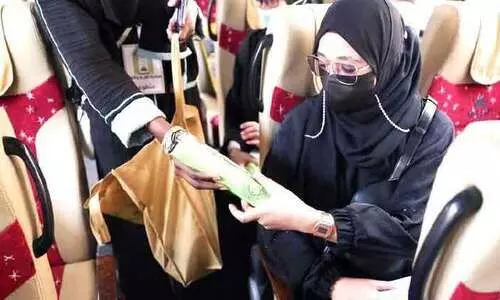 തീ​ർ​ഥാ​ട​ക​ർ​ക്ക്​ മ​ത​കാ​ര്യ വ​കു​പ്പി​െൻറ കു​ട​ക​ളും