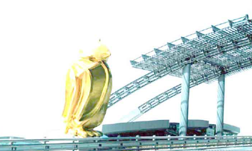 സുവർണ ഫാൽക്കണുമായി ഹമദ്​ വിമാനത്താവളം