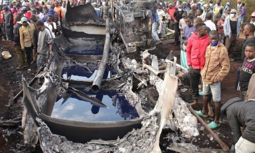 മറിഞ്ഞ ടാങ്കറിൽനിന്ന്​ എണ്ണയൂറ്റുന്നതിനിടെ തീഗോളമായി; 13 പേർ വെന്തുമരിച്ചു