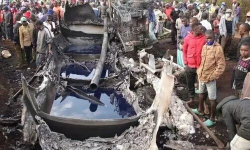 മറിഞ്ഞ ടാങ്കറിൽനിന്ന്​ എണ്ണയൂറ്റുന്നതിനിടെ തീഗോളമായി; 13 പേർ വെന്തുമരിച്ചു