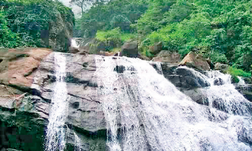 വെള്ളിക്കൊലുസണിഞ്ഞ് തെന്മല