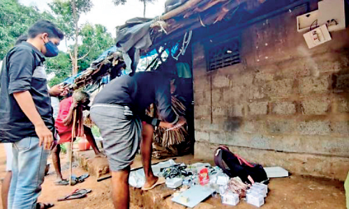 ഓ​ൺ​ലൈ​ൻ പ​ഠ​നം: ആ​ദി​വാ​സി കു​ടി​ലു​ക​ളി​ൽ വ​യ​റി​ങ് ന​ട​ത്തി