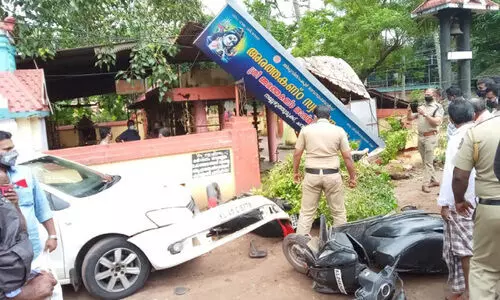 നിയന്ത്രണം വിട്ട കാർ ക്ഷേത്രമതിൽ തകർത്തു