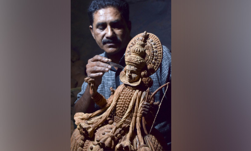 നാളികേരത്തി​െൻറ ശിൽപഭംഗിയിൽ വിസ്​മയം തീർത്ത്​ പ്രതാപ്