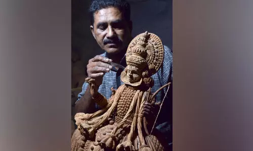 നാളികേരത്തി​െൻറ ശിൽപഭംഗിയിൽ വിസ്​മയം തീർത്ത്​ പ്രതാപ്