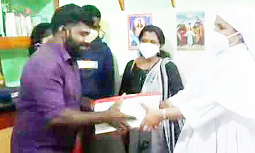 ബൈബിൾ കൈയെഴുത്തുപ്രതിയുമായി മിമിക്രി കലാകാരൻ