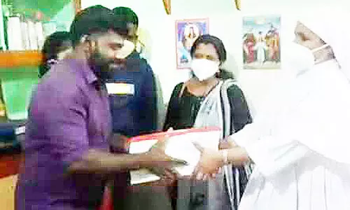 ബൈബിൾ കൈയെഴുത്തുപ്രതിയുമായി മിമിക്രി കലാകാരൻ