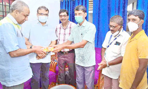 കാഴ്ച വൈകല്യം തടസ്സമല്ല; ഷൗക്കത്ത് നൈനക്ക് ഇനി പാടാം കാഴ്ച വൈകല്യം തടസ്സമല്ല; ഷൗക്കത്ത് നൈനക്ക് ഇനി പാടാം