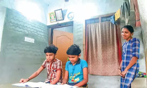 വെ​ളി​ച്ച​മെ​ത്തി; അ​ഭി​ന​വി​നും അ​ഭി​ന​ന്ദി​നും പ​ഠ​ന​ത്തി​ന് തെ​ളി​ച്ച​മേ​കാ​ൻ