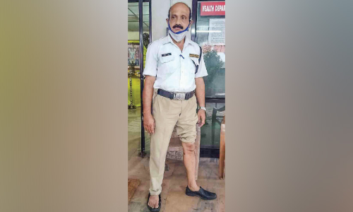 ഗു​രു​വാ​യൂ​ർ ക്ഷേ​ത്ര പ​രി​സ​ര​ത്ത് തെ​രു​വു​നാ​യ്   വി​ള​യാ​ട്ടം