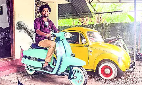 കുഞ്ഞൻ കാറും ഇലക്​ട്രിക്​ സകൂട്ടറും സ്വന്തമായി നിർമിച്ച്​ രാകേഷ് ബാബു