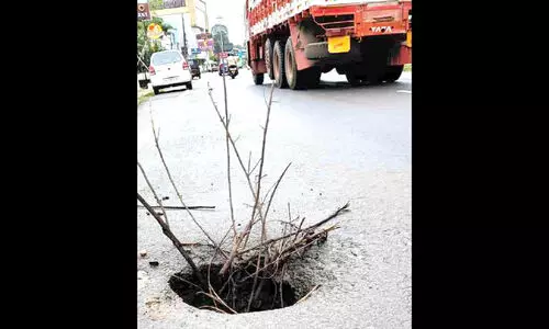 കാ​യം​കു​ളം-​പ​ത്ത​നാ​പു​രം സം​സ്ഥാ​ന​പാ​ത​യി​ൽ ന​ഗ​ര​മ​ധ്യ​ത്തി​ൽ   റോഡ് ഇടിഞ്ഞുതാഴ്ന്നു