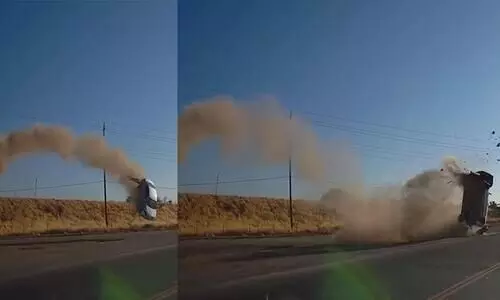 തൊട്ടുമുമ്പിൽ വന്നുവീണ് പറക്കും കാർ-അപകടത്തിൽ പറന്നുയരുന്ന കാറിന്റെ വീഡിയോ വൈറൽ തൊട്ടുമുമ്പിൽ വന്നുവീണ് പറക്കും കാർ-അപകടത്തിൽ പറന്നുയരുന്ന കാറിന്റെ വീഡിയോ വൈറൽ