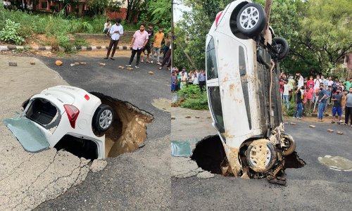ഒാടുന്ന കാറിനെ റോഡ്​ വിഴുങ്ങി; ക്രെയിൻ ഉപയോഗിച്ച്​ വലിച്ചെടുത്തു