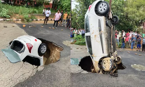 ഒാടുന്ന കാറിനെ റോഡ്​ വിഴുങ്ങി; ക്രെയിൻ ഉപയോഗിച്ച്​ വലിച്ചെടുത്തു