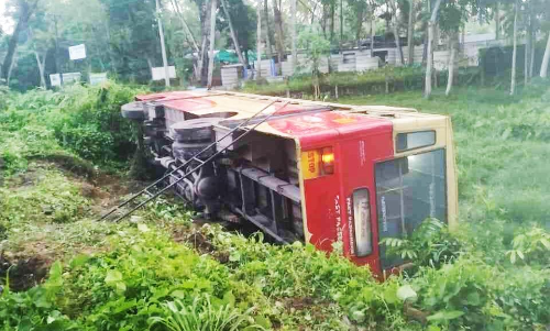 കെ.എസ്.ആർ.ടി.സി ബസ് താഴ്ചയിലേക്ക് മറിഞ്ഞ് എട്ടോളം പേർക്ക് പരിക്ക്