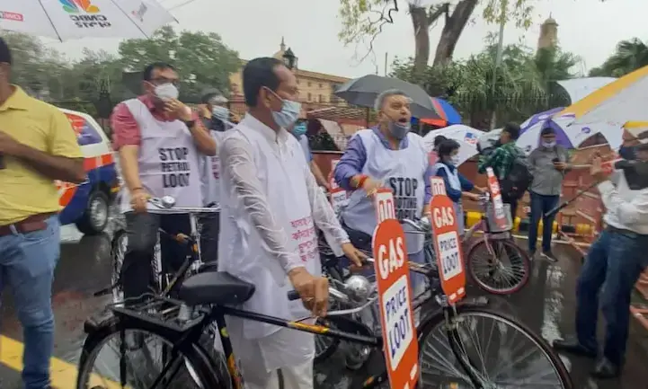 ഇന്ധനവില; തൃണമൂൽ എം.പിമാർ പാർലമെൻറിൽ എത്തിയത്​ സൈക്കിളിൽ