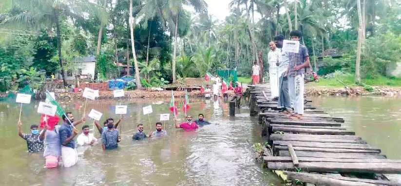 തകർന്നിട്ടു മാസങ്ങൾ; വെളിയങ്കോട് ചീർപ്പ് പാലം പുനർനിർമിച്ചില്ല