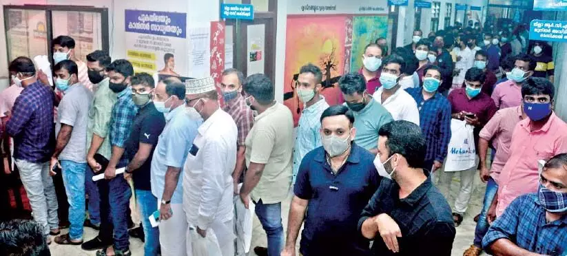 വാക്സിനേഷൻ സർട്ടിഫിക്കറ്റ് അറ്റസ്റ്റേഷൻ; ഡി.എം.ഒ ഒാഫിസിൽ പ്രവാസികളുടെ തിരക്ക് വാക്സിനേഷൻ സർട്ടിഫിക്കറ്റ് അറ്റസ്റ്റേഷൻ; ഡി.എം.ഒ ഒാഫിസിൽ പ്രവാസികളുടെ തിരക്ക്