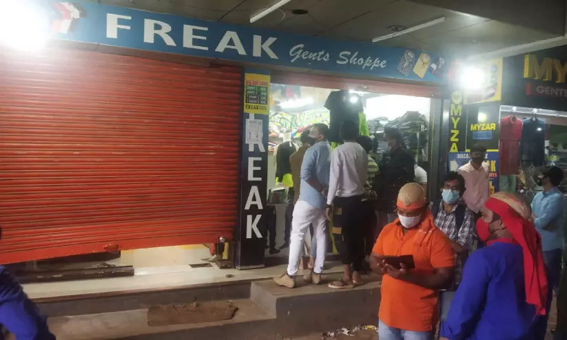 കാഞ്ഞങ്ങാട് കടകളില് കവർച്ച; തുണിത്തരങ്ങളും പണവും മോഷണം പോയി കാഞ്ഞങ്ങാട് കടകളില് കവർച്ച; തുണിത്തരങ്ങളും പണവും മോഷണം പോയി