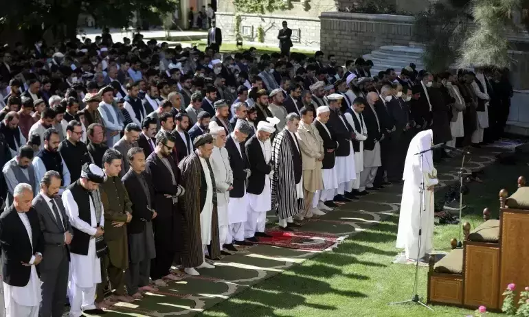 പെരുന്നാൾ നമസ്​കാരം നടക്കുന്നതിനിടെ അഫ്​ഗാൻ പ്രസിഡന്‍റിന്‍റെ കൊട്ടാര വളപ്പിൽ റോക്കറ്റാക്രമണം; ഞെട്ടലായി വിഡിയോ