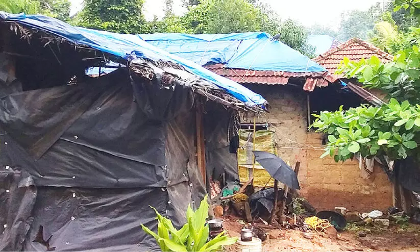 ഏ​തു​നി​മി​ഷ​വും നി​ലം​പൊ​ത്താ​റാ​യ വീ​ടു​ക​ളി​ല്‍ ഏ​ഴ് ദ​ലി​ത്​ കു​ടും​ബ​ങ്ങ​ള്‍