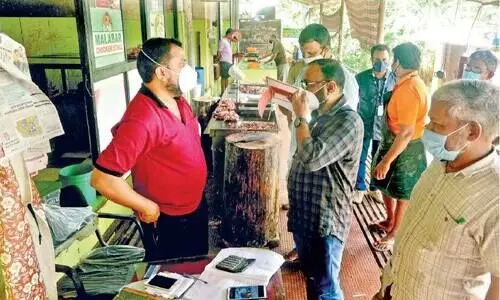 മാം​സ വി​ൽ​പ​ന ക​ട​ക​ളി​ൽ പ​രി​ശോ​ധ​ന  ക​ട​ക​ളി​ൽ വ്യ​ത്യ​സ്​​ത നി​ര​ക്കു​ക​ൾ ക​ണ്ടെ​ത്തി​