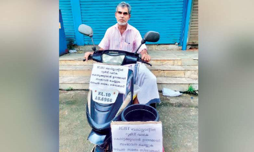 ക​ച്ചേ​രി​പ്പ​ടി സ്​​റ്റാ​ൻ​ഡി​ൽ ആ​ള​ന​ക്ക​മി​ല്ല;  വാ​ട​ക ന​ൽ​കാ​ൻ യാ​ച​ന സ​മ​ര​വു​മാ​യി വ്യാ​പാ​രി