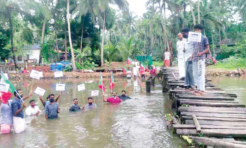 തകർന്നിട്ടു മാസങ്ങൾ; വെളിയങ്കോട് ചീർപ്പ് പാലം പുനർനിർമിച്ചില്ല