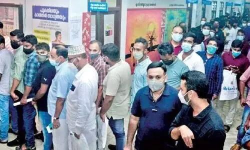 വാക്​സിനേഷൻ സർട്ടിഫിക്കറ്റ്​ അറ്റസ്​റ്റേഷൻ;  ഡി.എം.ഒ ഒാഫിസിൽ പ്രവാസികളുടെ തിരക്ക്