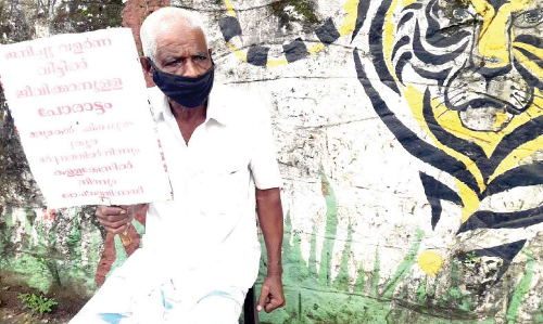 നീതിേതടി വയോധിക​െൻറ കുത്തിയിരിപ്പ്​ സമരം