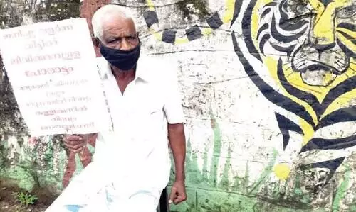 നീതിേതടി വയോധിക​െൻറ കുത്തിയിരിപ്പ്​ സമരം