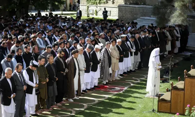 പെരുന്നാൾ നമസ്​കാരം നടക്കുന്നതിനിടെ അഫ്​ഗാൻ പ്രസിഡന്‍റിന്‍റെ കൊട്ടാര വളപ്പിൽ റോക്കറ്റാക്രമണം; ഞെട്ടലായി വിഡിയോ