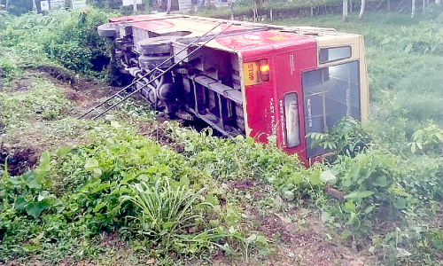 കെ.എസ്.ആർ.ടി.സി ബസ് താ​ഴ്ച​യി​ലേ​ക്ക് മ​റിഞ്ഞ് എട്ട്​ പേർക്ക് പരിക്ക്