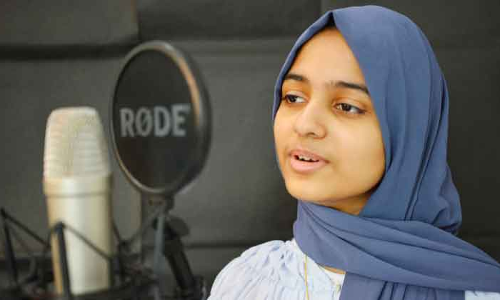 ആയിഷ പാടുമ്പോൾ പെയ്യുന്ന വെളിച്ചങ്ങൾ...