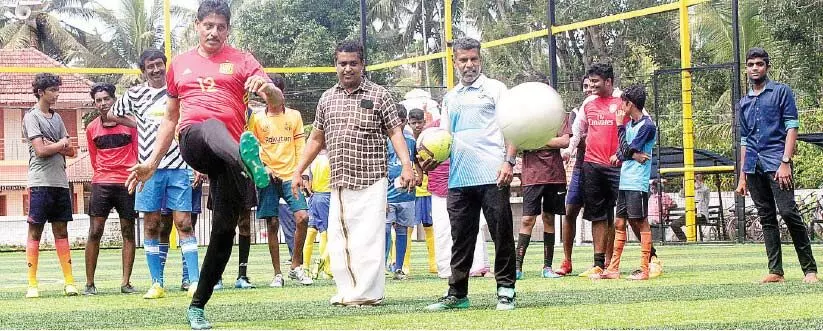 ഒളിമ്പിക്സ് ആരവങ്ങൾക്ക് ആവേശം പകർന്ന് ഗോളടിക്കാൻ പറക്കും ചാക്കോയെത്തി ഒളിമ്പിക്സ് ആരവങ്ങൾക്ക് ആവേശം പകർന്ന് ഗോളടിക്കാൻ പറക്കും ചാക്കോയെത്തി