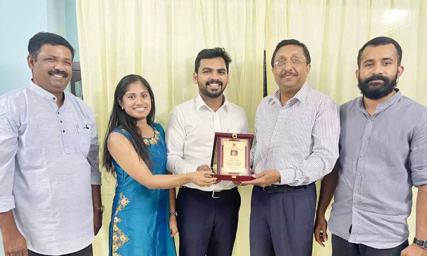 ജിനോ എസ്. തോമസിനും കുടുംബത്തിനും യാത്രയയപ്പ് നല്കി ജിനോ എസ്. തോമസിനും കുടുംബത്തിനും യാത്രയയപ്പ് നല്കി