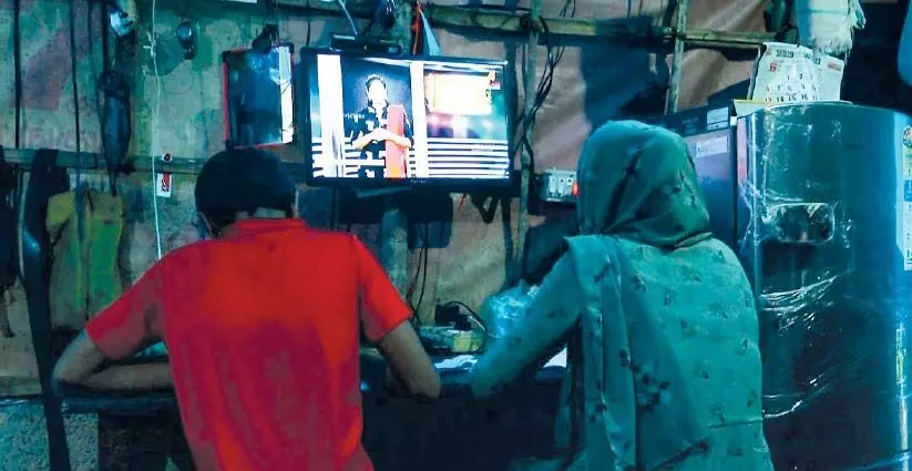 ഒറ്റമുറിയിൽനിന്ന് സമ്പൂർണ എ പ്ലസ്; ഹനീനക്ക് വേണം സുരക്ഷിതമായ വീട് ഒറ്റമുറിയിൽനിന്ന് സമ്പൂർണ എ പ്ലസ്; ഹനീനക്ക് വേണം സുരക്ഷിതമായ വീട്