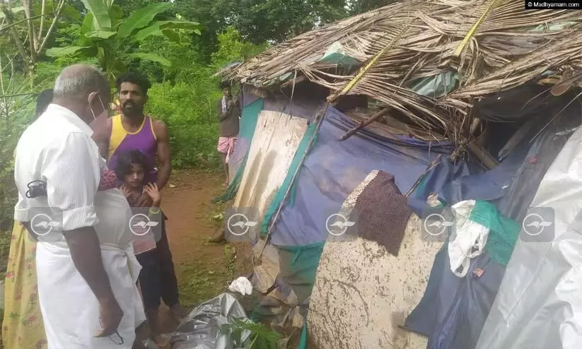 കുഞ്ഞുങ്ങളെ വാരിയെടുത്ത് ഓടി; കാട്ടാന ആക്രമണത്തിൽ നിന്ന് തലനാരിഴക്ക് രക്ഷപ്പെട്ട് കുടുംബം കുഞ്ഞുങ്ങളെ വാരിയെടുത്ത് ഓടി; കാട്ടാന ആക്രമണത്തിൽ നിന്ന് തലനാരിഴക്ക് രക്ഷപ്പെട്ട് കുടുംബം