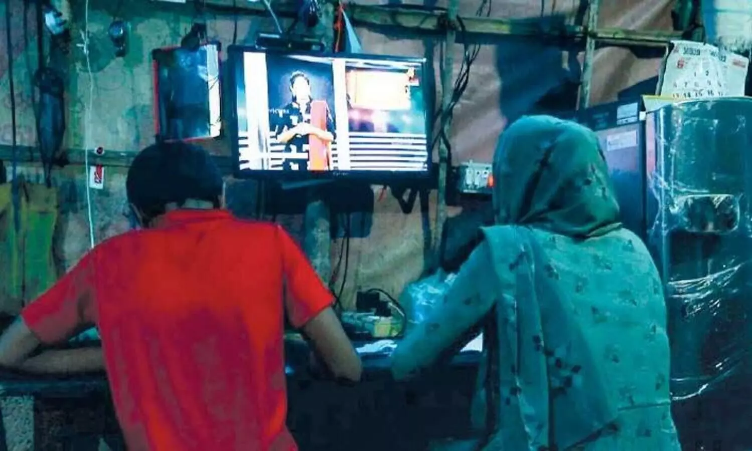 ഒ​റ്റ​മു​റി​യി​ൽനിന്ന്​ സമ്പൂർണ  എ പ്ലസ്​; ഹനീനക്ക്​ വേണം സുരക്ഷിതമായ വീട്