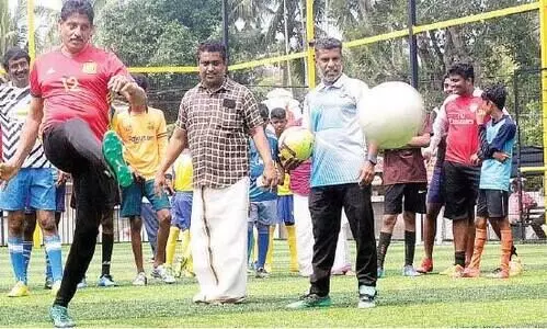 ഒളിമ്പിക്സ് ആരവങ്ങൾക്ക് ആവേശം പകർന്ന് ഗോളടിക്കാൻ പറക്കും ചാക്കോയെത്തി ഒളിമ്പിക്സ് ആരവങ്ങൾക്ക് ആവേശം പകർന്ന് ഗോളടിക്കാൻ പറക്കും ചാക്കോയെത്തി