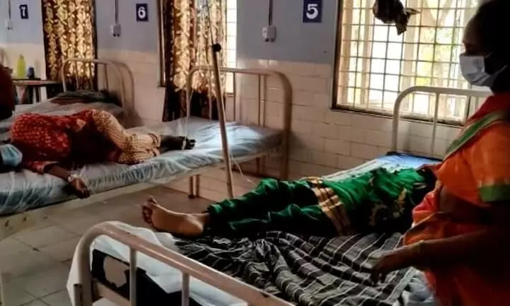 കോവിഡ് പേടിച്ച് മാതാവും രണ്ടുപെൺമക്കളും വീടടച്ച് അകത്തുകഴിഞ്ഞത് 15 മാസം; ഒടുവിൽ പൊലീസെത്തി മോചിപ്പിച്ചു കോവിഡ് പേടിച്ച് മാതാവും രണ്ടുപെൺമക്കളും വീടടച്ച് അകത്തുകഴിഞ്ഞത് 15 മാസം; ഒടുവിൽ പൊലീസെത്തി മോചിപ്പിച്ചു