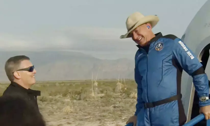 ബഹിരാകാശ യാത്രക്ക് പണം തന്ന ആമസോൺ ജീവനക്കാർക്ക് നന്ദിയെന്ന് ജെഫ് ബെസോസ്; വിമർശനവുമായി നെറ്റിസൺസ് ബഹിരാകാശ യാത്രക്ക് പണം തന്ന ആമസോൺ ജീവനക്കാർക്ക് നന്ദിയെന്ന് ജെഫ് ബെസോസ്; വിമർശനവുമായി നെറ്റിസൺസ്